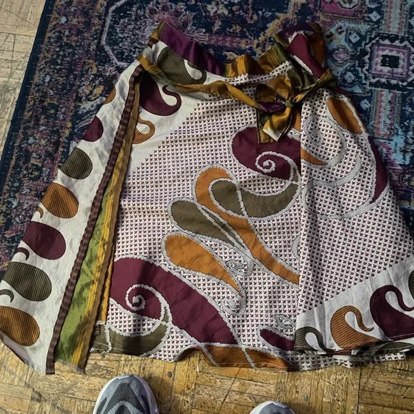 Wrap Skirt ( one size) Elegant Multicolor Patterned Skirt
Satin
Gently used - Picture 2 of 8